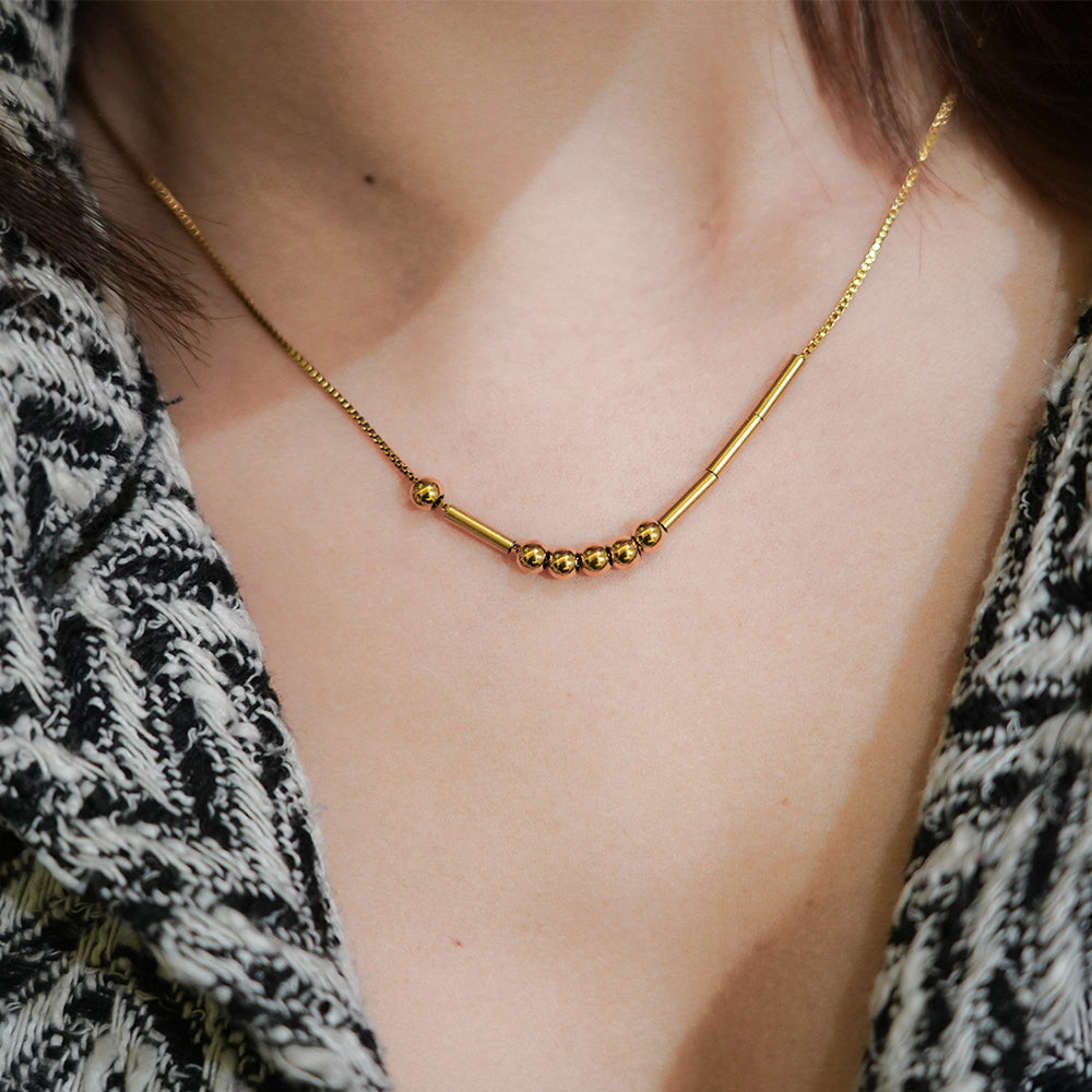 Collana a colonna con incisione