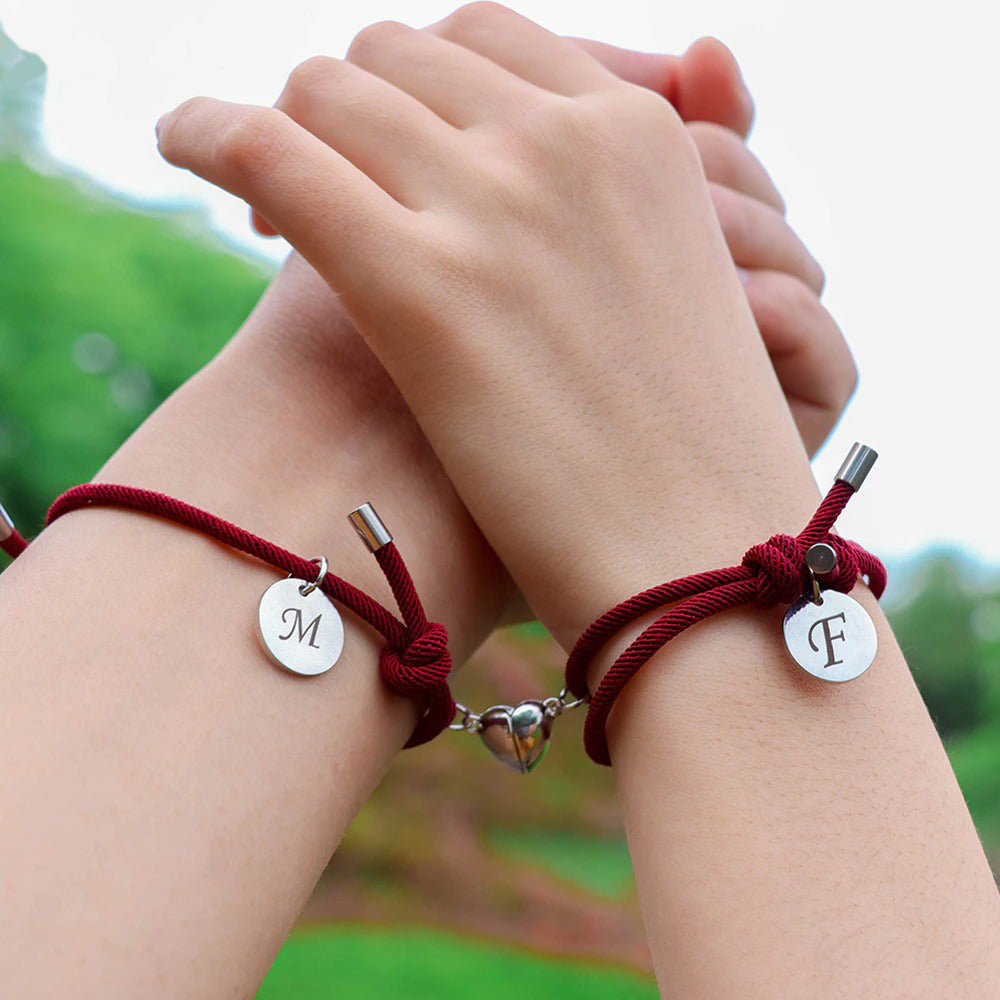 Pulseras con letras de amor grabadas