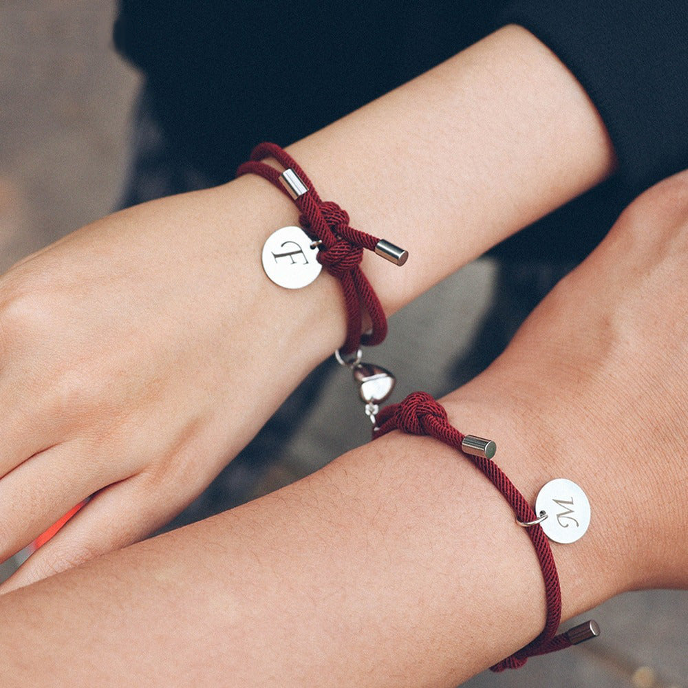 Pulseras con letras de amor grabadas