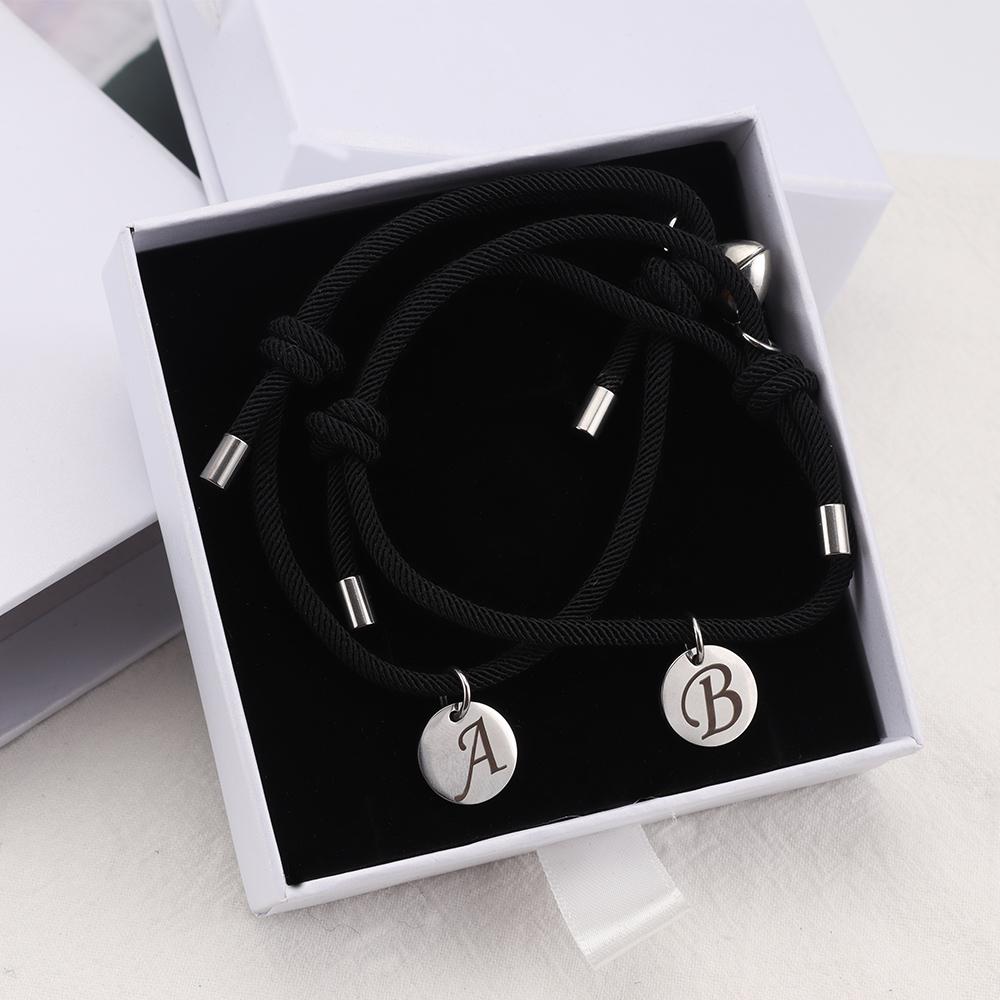 Pulseras con letras de amor grabadas